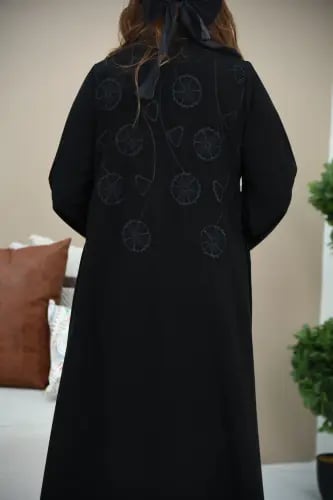 عباية سوداء كريب ملكي بتطريز ورود كامل على الظهر و...