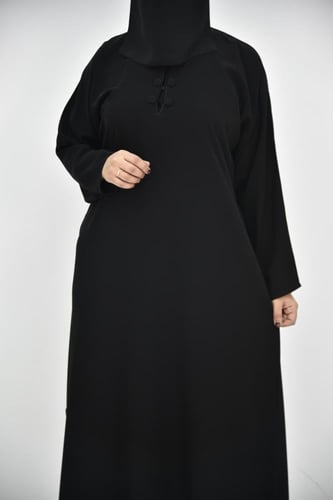 عباية سادة مغلقة مع أزرار قماشية وطقطق علوي