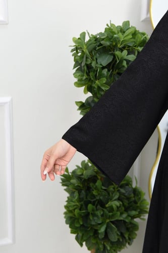 عباية جاكار بتفاصيل نقوش بيج مع كسرة من الخلف