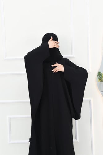 عباية بشت سادة بأكمام فراشة