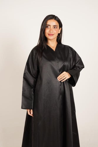 عباية ستان سوداء بتطريز أنيق في الأسفل