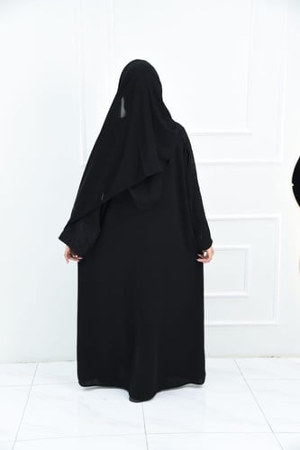 عباية بأكمام بتطريز مختلف لكل كم