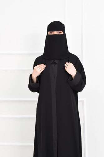 عباية كلوش سادة بياقة راقية وأكمام كلاسيكية