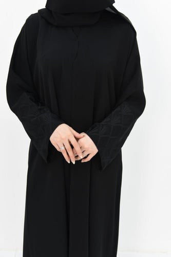 عباية سوداء بأكمام مزينة بالتطريز