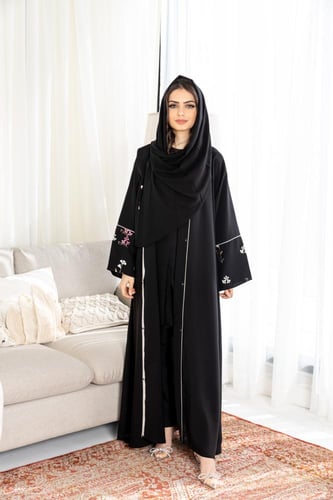 عباية انيقة مزينة بأشكال ملونة على الاكمام