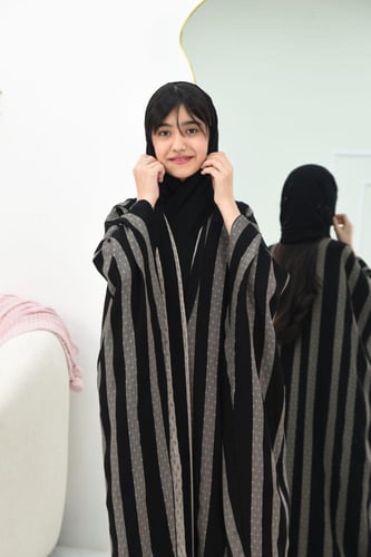 عباية بناتي بقصة البشت مقلم بلون الأبيض والأسود