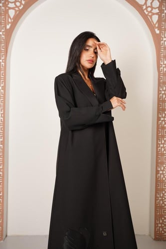 عباية كريب بتطريز فراشات وأكمام مفتوحة