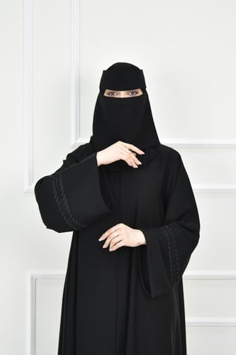 عباية كلوش بتطريز فخم على الأكمام