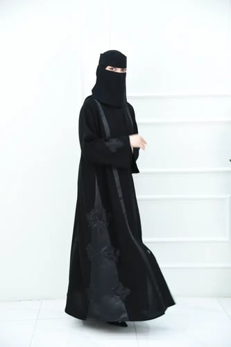 عباية مناسبات بتطريز شك وتفاصيل قماش تفتة