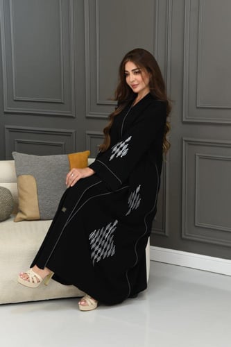 عباية سوداء بتطريز ملون