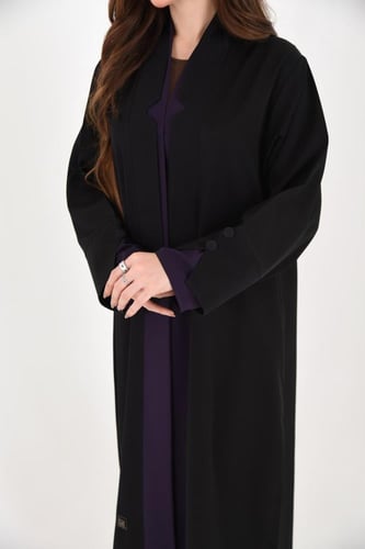 عباية سوداء كريب كاجوال بلمسة بنفسجية أنيقة