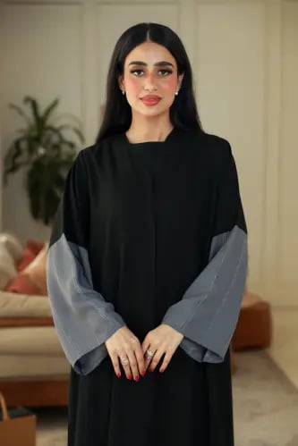 عباية كاجوال سوداء بكم مقلم رمادي