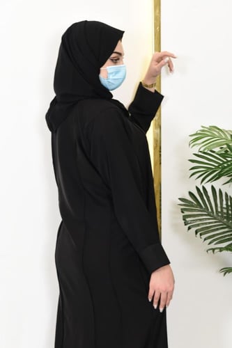 عباية عملية بأكمام مقلوبة وجيوب مخفية