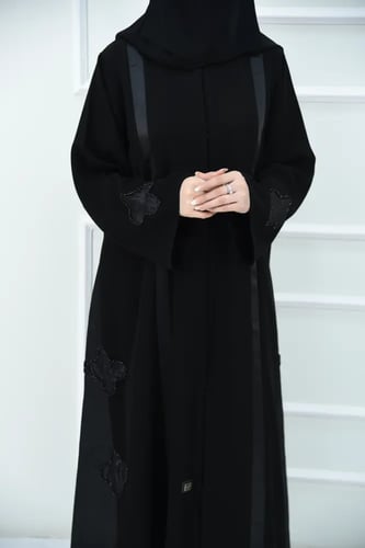 عباية مناسبات بتطريز شك وتفاصيل قماش تفتة