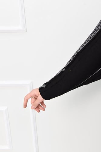 عباية كاجوال مع فستان داخلي بيج