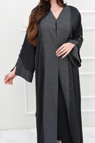 عباية زيتي بتفاصيل منقطة وأكمام طبقتين أنيقة