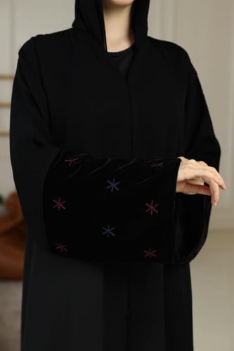 عباية عملية كريب بأكمام مخمل مطرزة