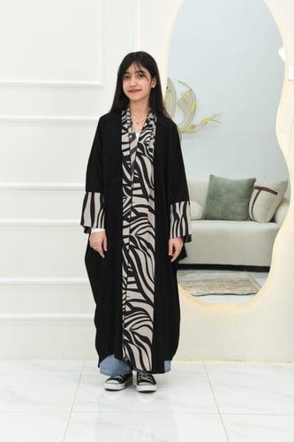 عبايه بناتي لف بقماش كلاريج بتفاصيل ملونة