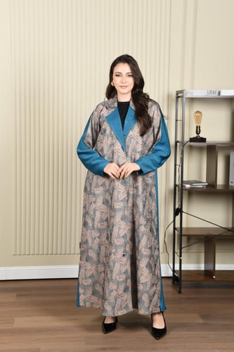 عباية شتوية بتفاصيل ملونة