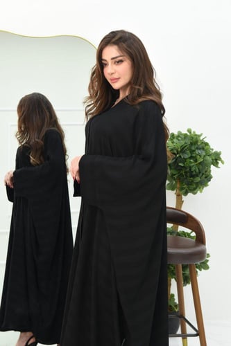 عباية بشت مقلمة بخطوطه متناغمة :بكم مربع