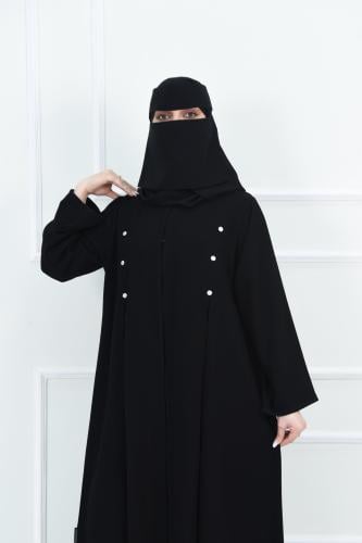 عباية بكسرات وتصميم كلوش مزينة بأزرار بيضاء