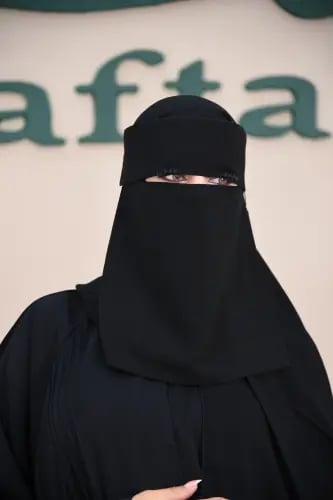 نقاب أسود بمطاط مستقيم مع ردة