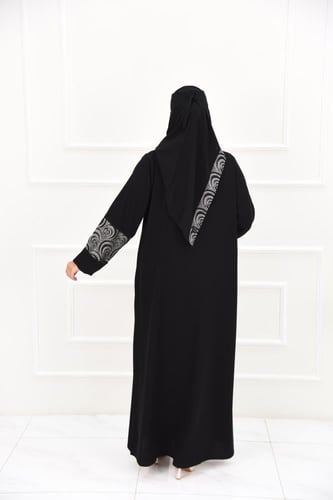 عباية تايجر بتركيبة قماش مشجر على الصدر والأكمام