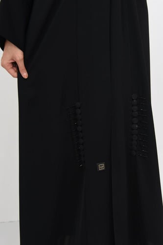 عباية بقماش ناعم وتطريز مميز