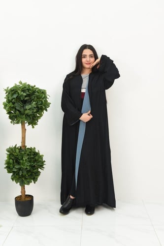 عباية سوداء مبطنة بقماش سماوي مع تفاصيل مطرزة على...