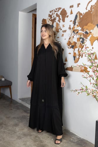 عباية مزينة بقيطان وكسرات في الأسفل