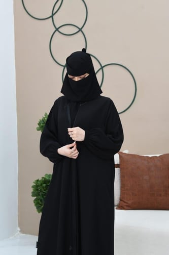 عباية سادة بسحاب وجيوب مخفية وبأكمام زم