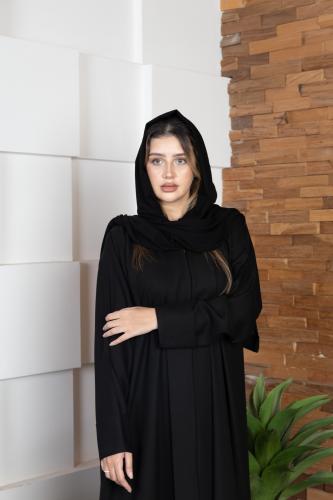 عباية سوداء بثنية منسدلة الى الأسفل