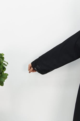 عباية سوداء مبطنة بقماش سماوي مع تفاصيل مطرزة على...