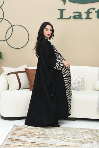 عباية بشت انيقة لف بقماش كلاريج بتفاصيل ملونة