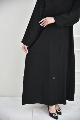 عباية كريب كاجوال مزينة بخطوط قيطان