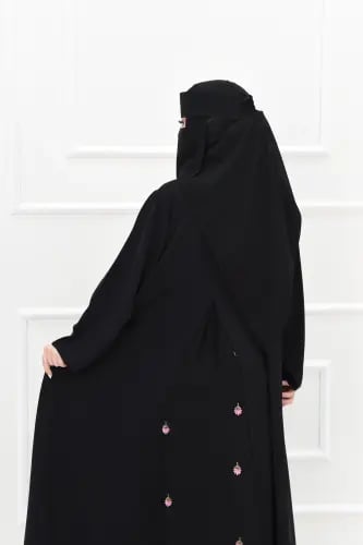 عباية سوداء بكسرة خلفية مطرزة بالوردي