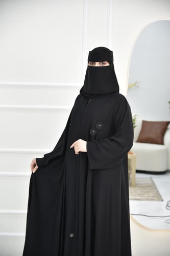 عباية كلوش ناعمة مع كسرات وتطريز ورود جميلة