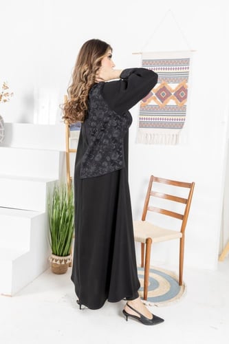 عباية كريب مزينة بقطعة أنيقة من جهة واحدة