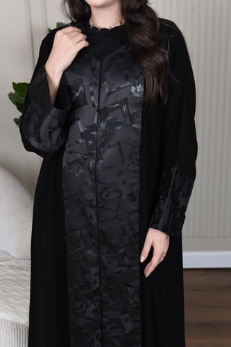 عباية بأكمام مربعة مزينة بنقوش جاكار لامعة