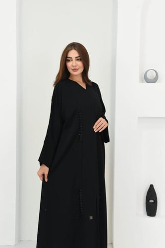 عباية بقماش ناعم وتطريز مميز