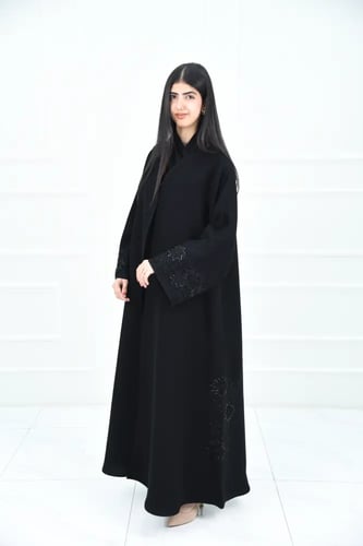 عباية بتطريز نجوم بتفاصيل ناعمة