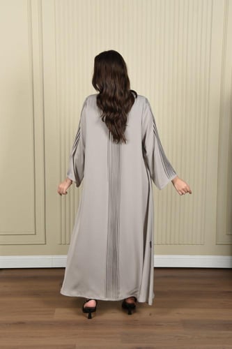 عباية رمادية ناعمة وكسرات مميزة