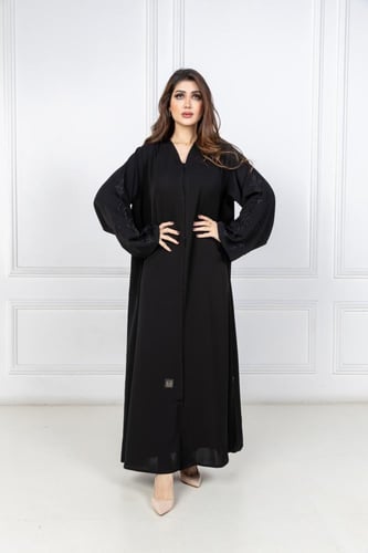 عباية مميزه بقماشها الناعم بأكمام مطرزه بالأسود