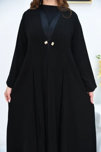 عباية بكسرات بتفاصيل جاكار مع أزرار ذهبية