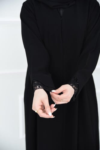 عباية حنين سوداء بأكمام دانتيل ساحرة