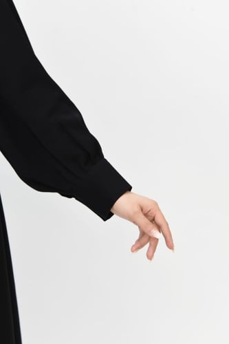 عباية نص كلوش بلمسات أنيقة وقماش ناعم