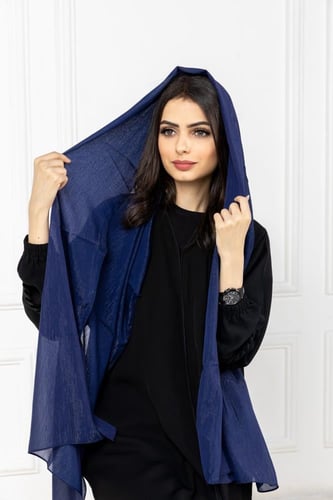 طرحة باللون الكحلي بلمعة