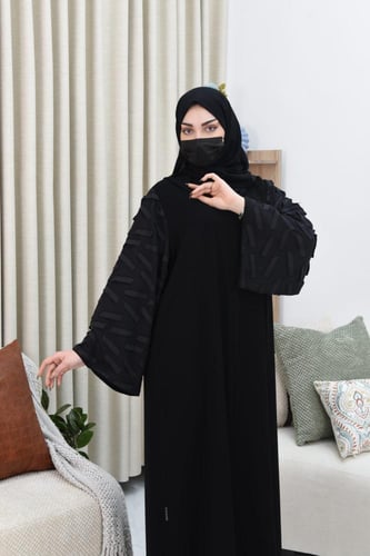 عباية بقماش ملكي طبقات مربعه على الاكمام