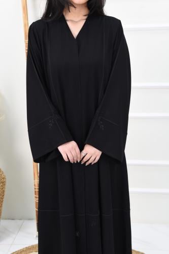 عباية بتصميم يجمع بين القيطان والتطريز