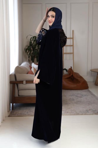 عباية شتوي مخمل بلون كحلي والكم مفتوح